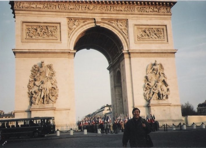 Maning at the Arc de Triomphe in Paris